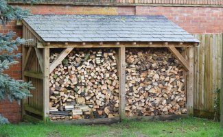 Где и как хранить дрова на даче (19 фото)