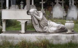 Подборка самых необычных надгробий (15 фото)
