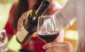 Учимся правильно наливать вино: советы профессиональных сомелье (8 фото)