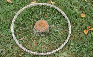 Мужчина нашел ржавое велосипедное колесо в гараже и вот что с ним сделал. Просто фантастика! (22 фото)